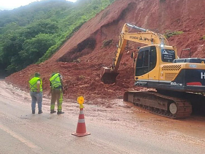 Chuvas causam deslizamento e deixam Rio-Santos em sistema Pare e Siga na Costa Sul de São Sebastião