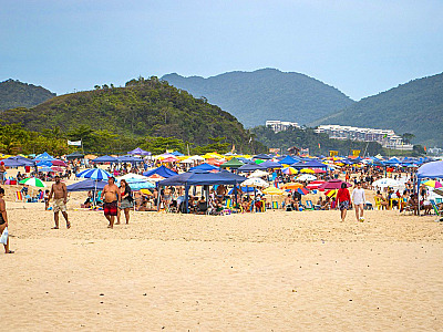 Prefeitura de Caraguatatuba limita locação de cadeiras e guarda-sóis em 50 itens de cada