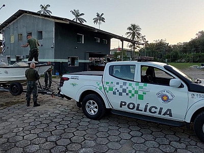 Polícia Ambiental salva 22 raias que estavam presas em rede de pesca na costa sul de São Paulo