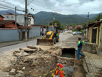 Prefeitura de Ilhabela realiza ampliação de curva na Barra Velha após incidente com caminhão de coleta de lixo