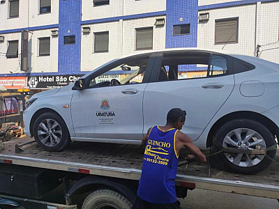 Carro da Prefeitura de Ubatuba é recolhido por licenciamento vencido