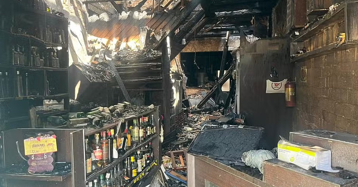 Incêndio atinge prédio histórico no Centro de São Sebastião