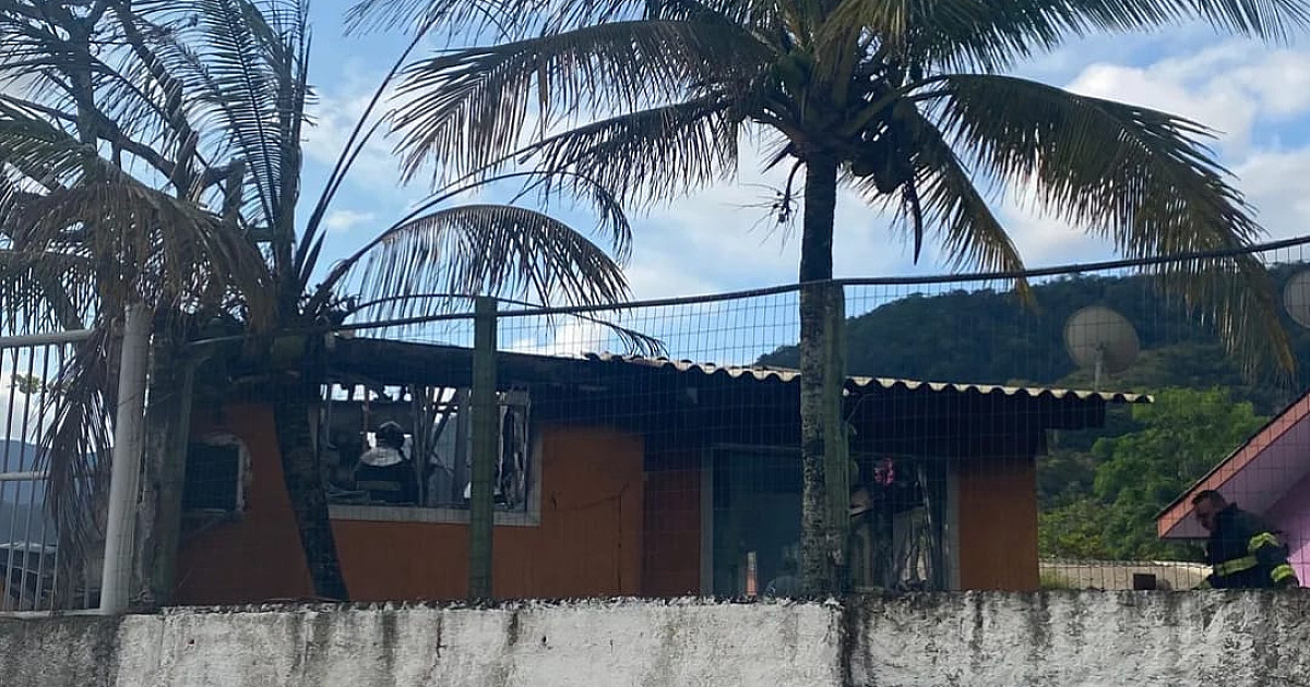 Incêndio destrói chalé na Praia da Lagoinha em Ubatuba