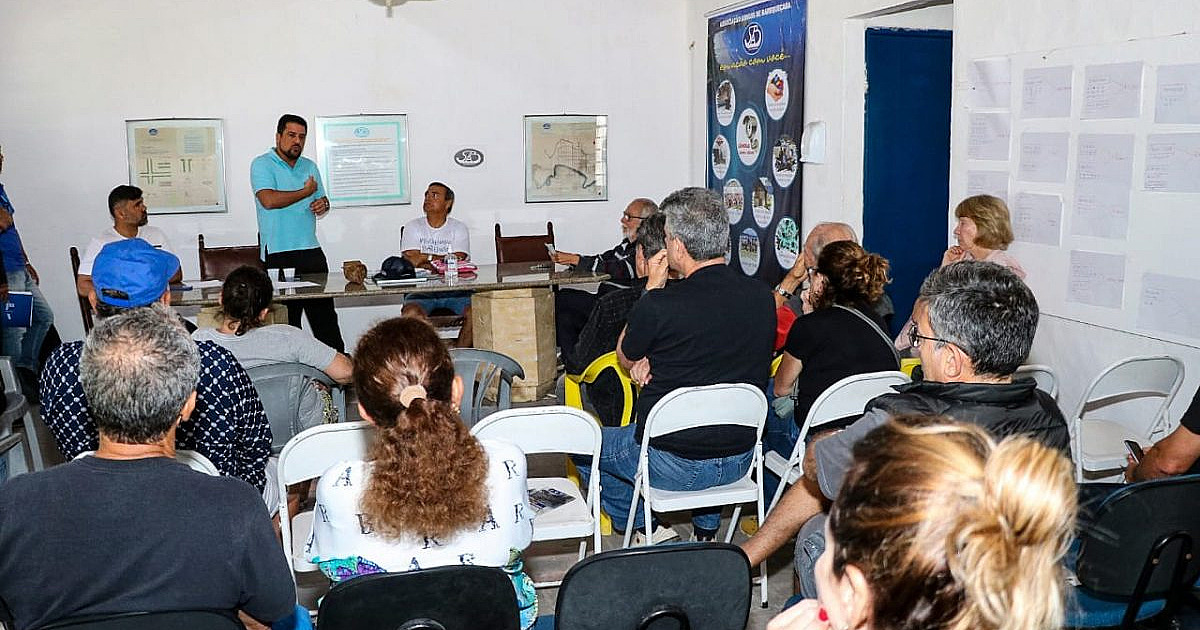 Prefeito Felipe Augusto reúne-se com associação de moradores de Barequeçaba
