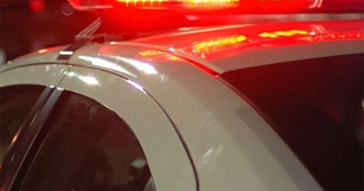 Carro capota no centro de Ubatuba e deixa motorista ferido
