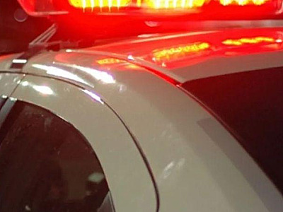 Carro capota no centro de Ubatuba e deixa motorista ferido