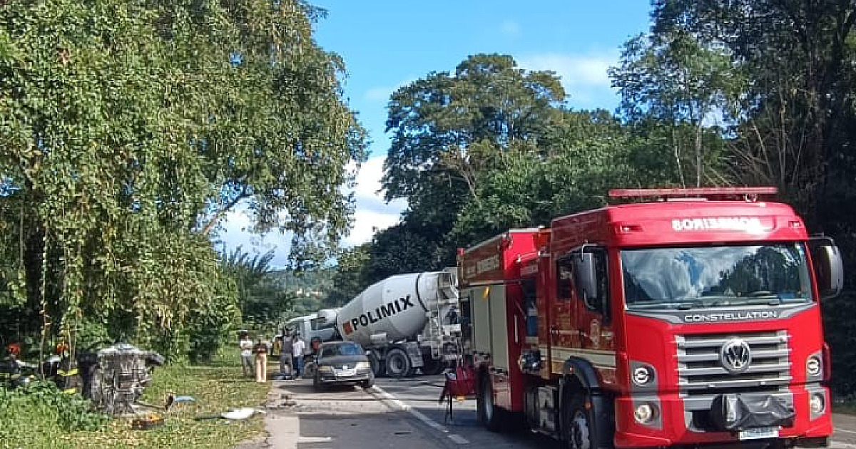 Acidente entre carro e caminhão deixa uma vítima fatal em Caraguatatuba