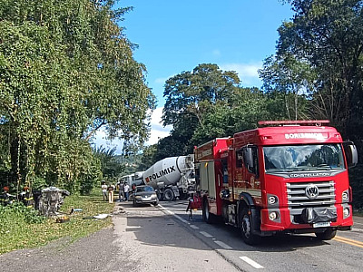 Acidente entre carro e caminhão deixa uma vítima fatal em Caraguatatuba
