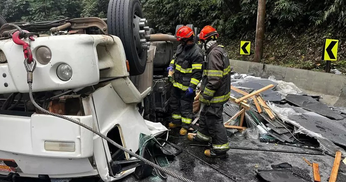 Caminhão que transportava mármore capota na Tamoios em Caraguatatuba