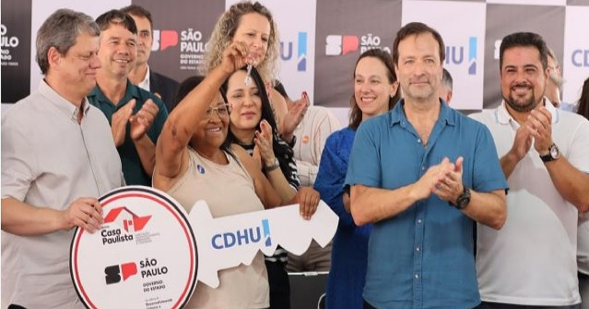 Tarcísio de Freitas e Felipe Augusto entregam conjunto habitacional em Maresias