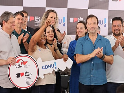 Tarcísio de Freitas e Felipe Augusto entregam conjunto habitacional em Maresias
