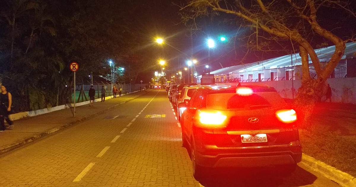 Lentidão irrita motoristas em São Sebastião na travessia de balsas para Ilhabela