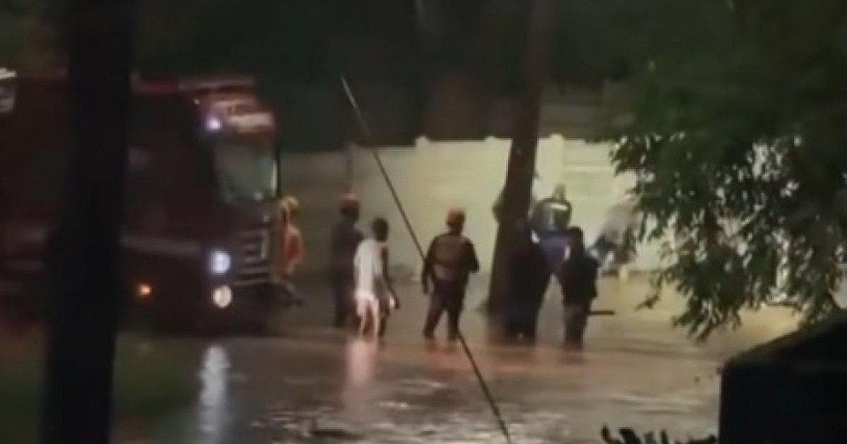 Rio transborda na madrugada e moradores quebram muro em Caraguatatuba