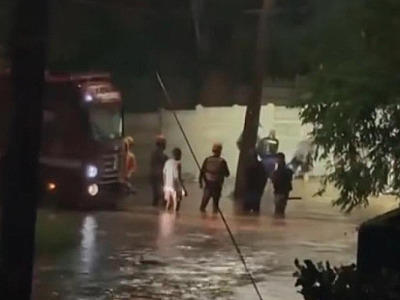 Rio transborda na madrugada e moradores quebram muro em Caraguatatuba