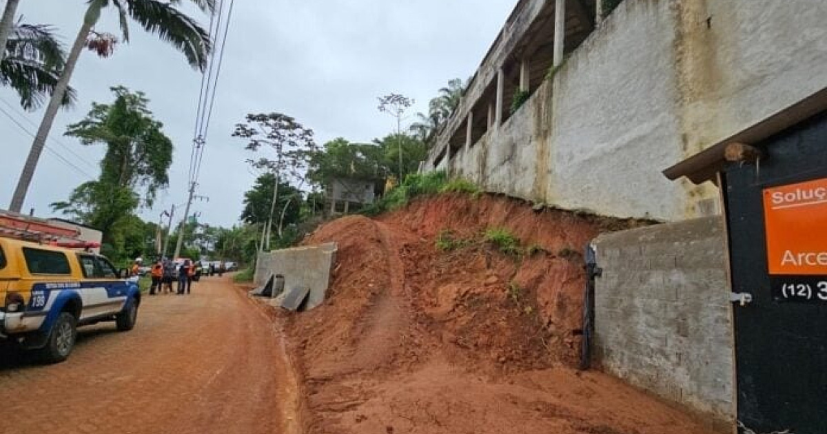 Deslizamento após chuvas fortes interdita obra e imóveis em Ilhabela