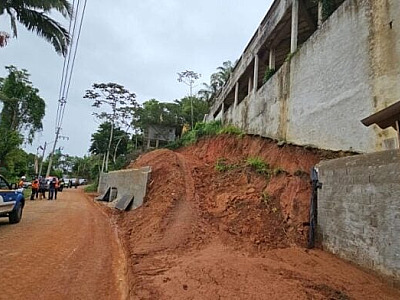 Deslizamento após chuvas fortes interdita obra e imóveis em Ilhabela