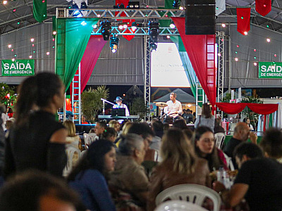Fundo Social arrecada 1.043 Kg de alimentos no estacionamento solidário do Festival Italiano 2022