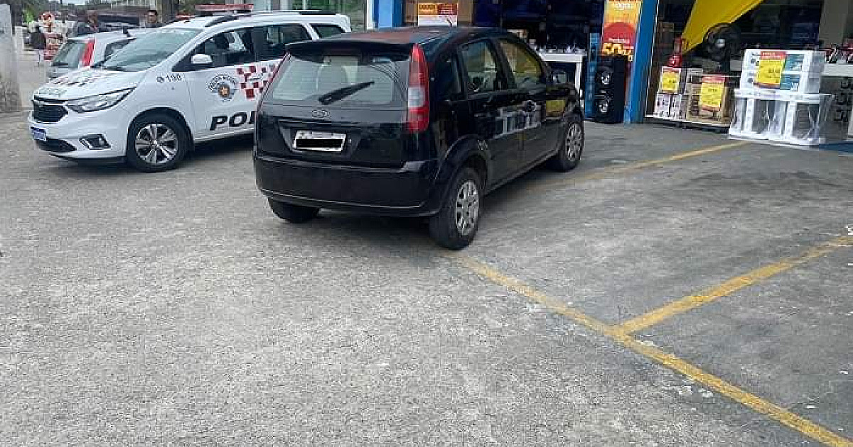 PM intercepta Ford Fiesta com placa adulterada no Centro de São Sebastião