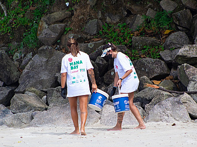 Rede de comida havaiana e Ecosurf realizam mutirão de limpeza em praia de São Sebastião