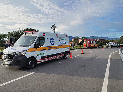 Motociclista tem perna amputada após acidente em Caraguatatuba