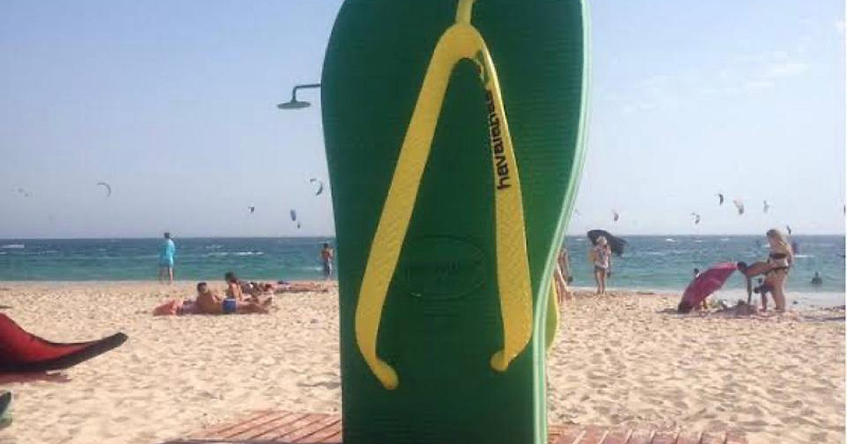 Clássica do verão, Havaianas instala chuveirões de 3 metros nas praias da região