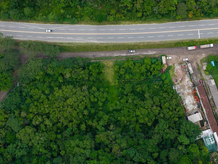 Imagem mostra área desmatada no centro da foto, localizada perto do km 168 da Rodovia Rio-Santos, em Camburi, no município de São Sebastião. (Imagem: Deividi Correa / Estadão)