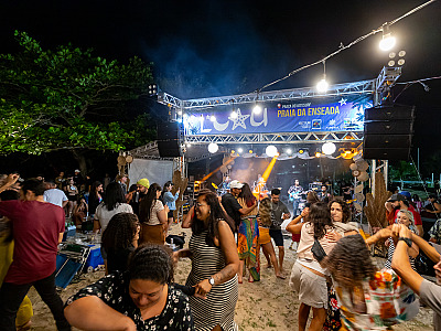 Lual na praia da Enseada
