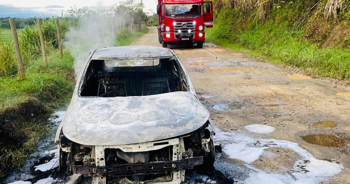 Carro pega fogo em estrada de Caraguatatuba e mobiliza bombeiros