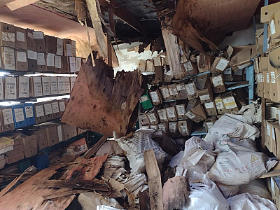 PM Pirapora do Bom Jesus. Almoxarifado Central. Infiltracoes,  umidade, água parada e ausência de proteção aos materiais no depósito