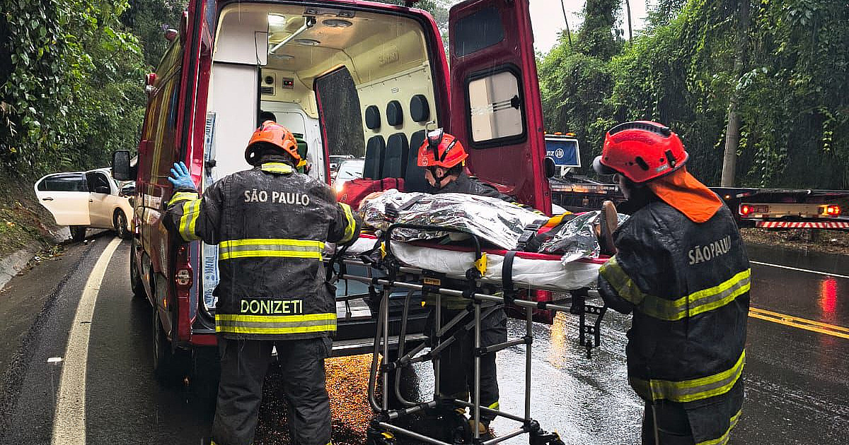 Rodovia Rio-Santos é totalmente liberada após acidente envolvendo caminhão e carro em Caraguá