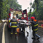 Rodovia Rio-Santos é totalmente liberada após acidente envolvendo caminhão e carro em Caraguá