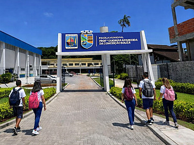 Crianças à frente da nova unidade.
