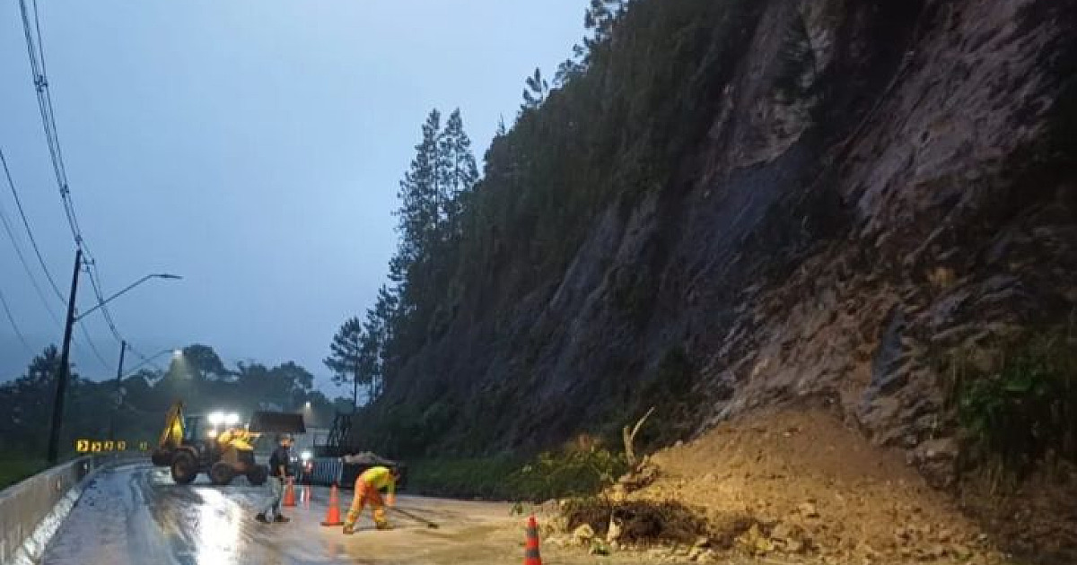 Queda de barreira atinge Rodovia dos Tamoios e provoca interdição parcial na serra antiga, em Caraguá
