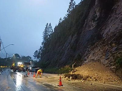 Queda de barreira ocorreu na serra antiga em Caraguatatuba.