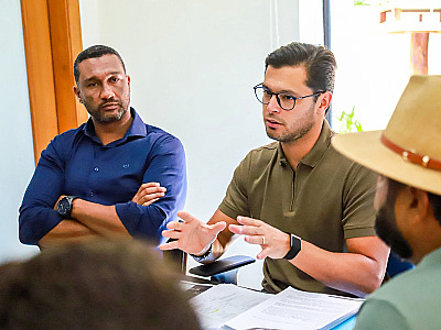 Imagens na sala de reunião do gabinete conta com a presença do prefeito Reinaldinho Moreira, secretários e moradores da Barreirinha.