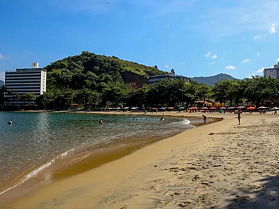 Praia da Prainha, considerada a mais crítica, com contaminação registrada em 8 das 10 últimas semanas.