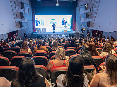 2º Fórum de Educação na Unisal, com auditório cheio, público atento, palestrantes no palco e transmissão ao vivo em telão.