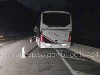 A faixa 2 da Tamoios permaneceu bloqueada das 22h30 até 0h40 desta quarta-feira (4), quando a pista foi totalmente liberada.