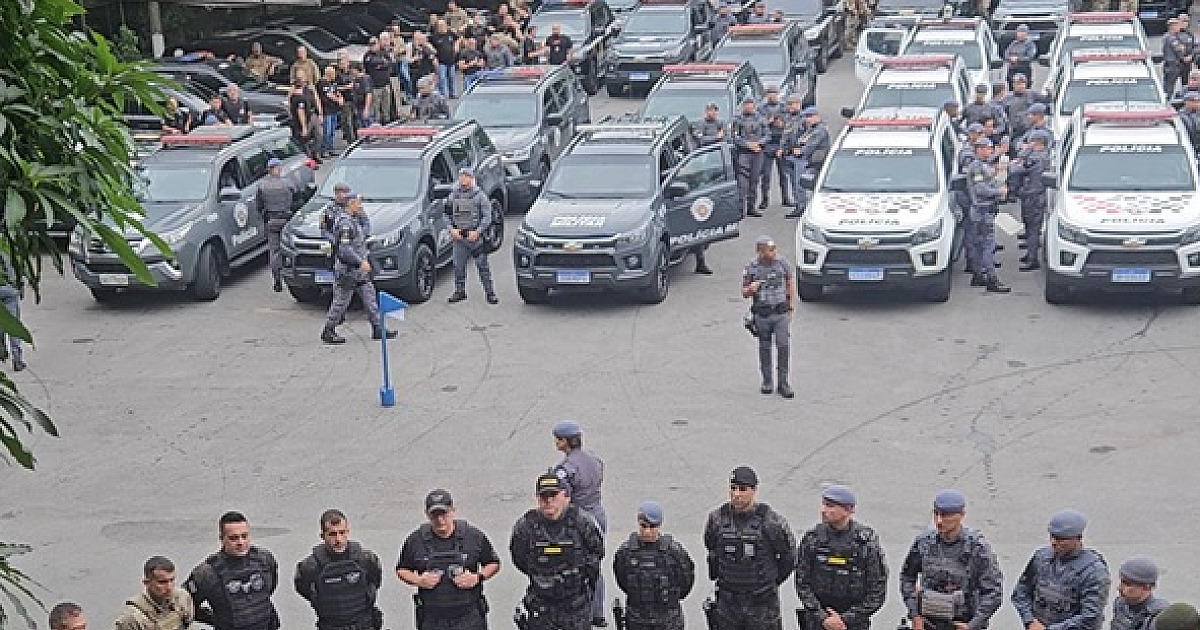 PM de SP realiza operação contra o crime organizado no Morro São Bento, em Santos