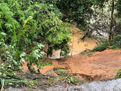 Chuva no início da tarde desta quarta-feira (11) provocou erosões nas margens da Estrada Municipal da Bocaina.