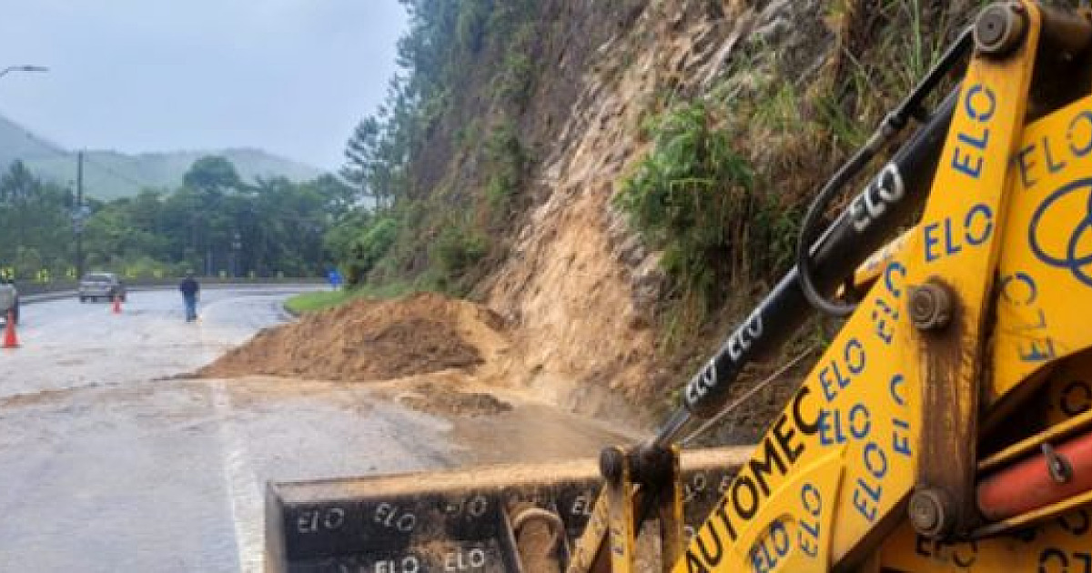 Rodovia dos Tamoios opera com apenas uma faixa após deslizamento de terra em Caraguá
