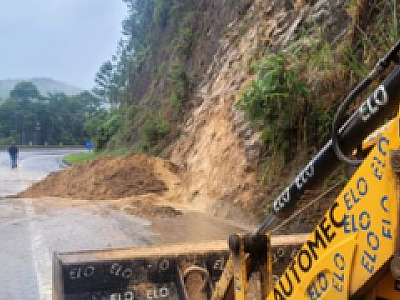Rodovia dos Tamoios opera com apenas uma faixa após deslizamento de terra em Caraguá.