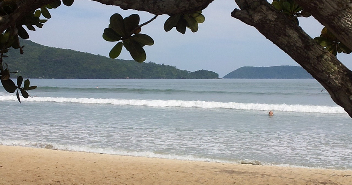 Homem de 51 anos se afoga e morre após aumento da maré em praia de Ubatuba
