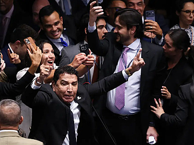 Senadores da oposição comemoram a derrota do governo na indicação de Messias ao STF.