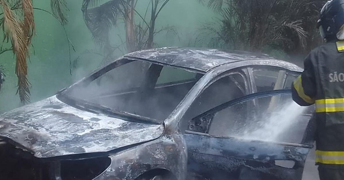 Carro é destruído pelo fogo em Ubatuba