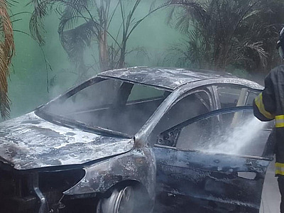 Veículo ficou totalmente destruído pelo incêndio.