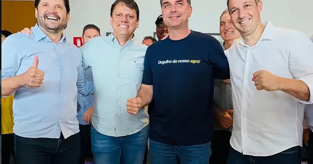 Tarcísio de Freitas e Flávio Bolsonaro fazem primeira agenda conjunta em São Paulo