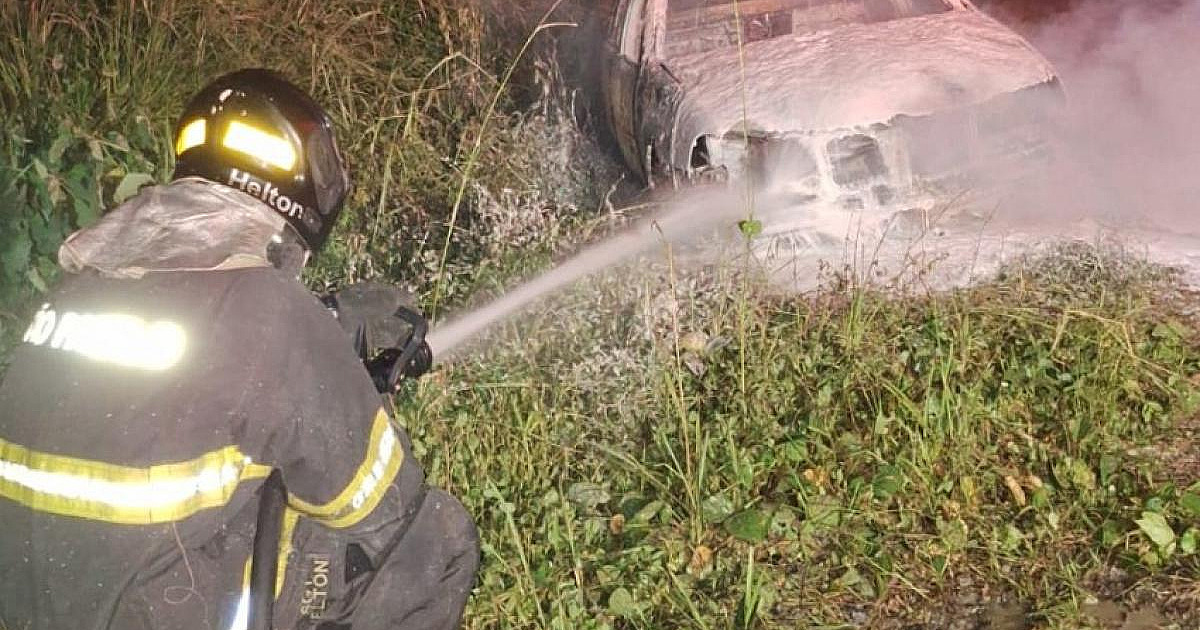 Incêndio consome automóvel abandonado em via de São Sebastião