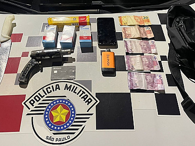 Durante a abordagem foram apreendidos os produtos roubados e uma pistola de pressão utilizada para ameaçar a vítima.