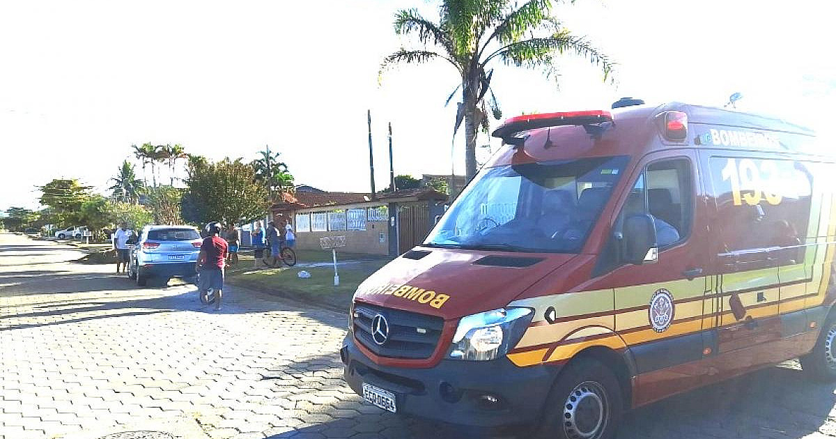 Motociclista quebra a perna em acidente em Caraguatatuba